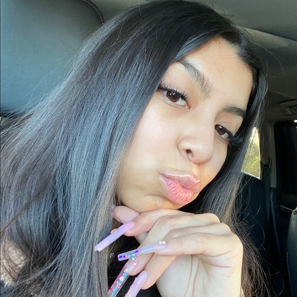 Meet your Posher, Julissa - Picture 1 of 1